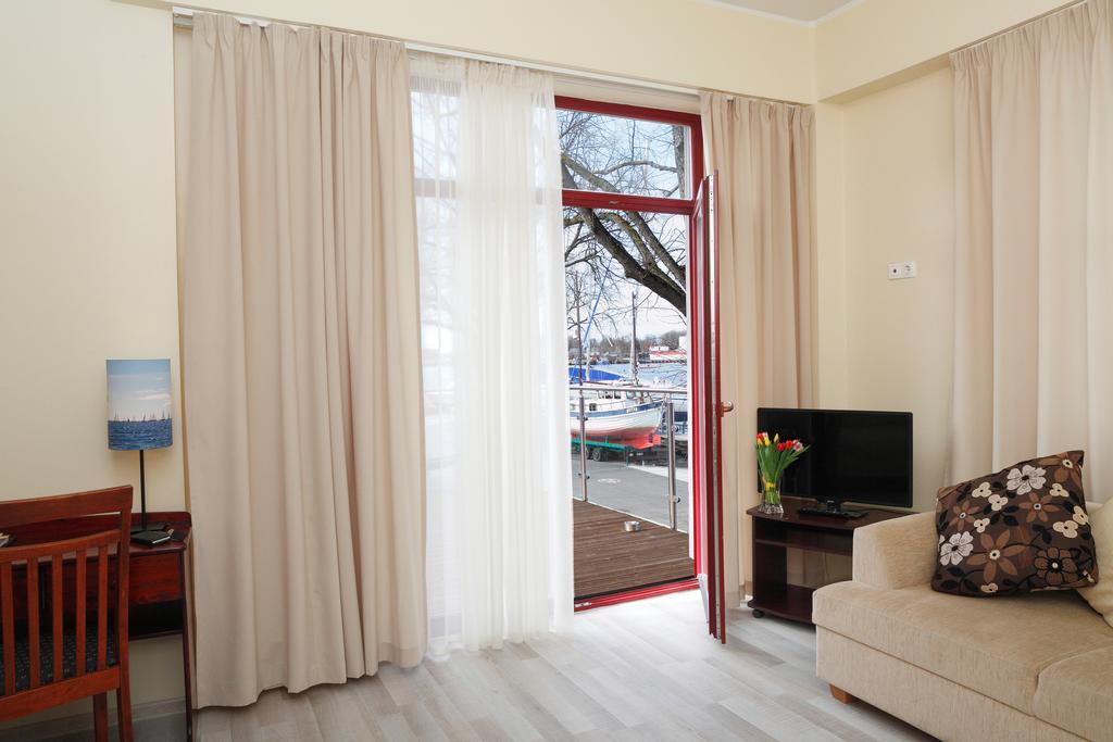 Paernu Jahtklubi Kuelalistemaja Hotel ภายนอก รูปภาพ